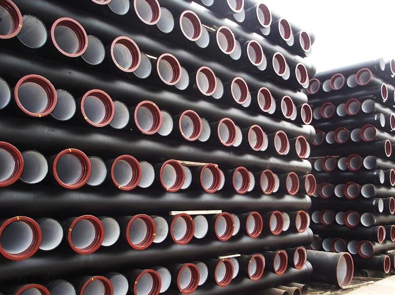 球墨鑄鐵管怎么打壓試驗?zāi)? /><br />  壓力試驗應(yīng)合乎以下要求<br />  1）壓力試驗應(yīng)以液體為實驗物質(zhì)。當(dāng)球墨鑄鐵管的設(shè)計方案工作壓力小于或等于0.5MPa是，也可選用汽體為實驗物質(zhì)，但應(yīng)采取措施的安全防范措施。延性原材料禁止應(yīng)用汽體開展壓力試驗。<br />  2）當(dāng)當(dāng)場標(biāo)準(zhǔn)不允許應(yīng)用液體或汽體開展壓力試驗時，經(jīng)施工單位愿意，可另外選用以下方式 替代：<br />  A、全部焊接（包含粘附件上的焊接），用液體滲透法或磁粉探傷法開展檢測；<br />  B、對接焊縫用100%放射線拍照開展檢測。<br />  當(dāng)開展壓力試驗時，應(yīng)劃分雷區(qū)，不相干工作人員不可進(jìn)到。<br />  壓力試驗結(jié)束，不可再球墨鑄鐵管上開展修復(fù)。<br />  施工單位應(yīng)報名參加壓力試驗，壓力試驗達(dá)標(biāo)后，應(yīng)該和施工企業(yè)一同按標(biāo)準(zhǔn)要求填好球墨鑄鐵管系統(tǒng)軟件壓力試驗紀(jì)錄。<br />  （2）壓力試驗前要具有的標(biāo)準(zhǔn)：<br />  1）實驗范疇內(nèi)的球墨鑄鐵管設(shè)備安裝工程除上漆、隔熱外，已按設(shè)計圖所有進(jìn)行，安裝品質(zhì)合乎相關(guān)要求。<br />  2）球墨鑄鐵管上的補(bǔ)償器已設(shè)定了臨時性管束設(shè)備。<br />  3）實驗用氣壓表已校檢，并在周檢期限內(nèi)，其精密度不可小于1.5級，表的滿標(biāo)尺值應(yīng)是被測壓力的1.5~2倍，氣壓表不可低于2塊。<br />  4）合乎壓力試驗規(guī)定的液體或汽體早已齊備。<br />  5）按實驗的規(guī)定，球墨鑄鐵管早已固定不動。<br />  6）對運(yùn)輸有毒流體力學(xué)的球墨鑄鐵管及設(shè)計方案工作壓力大于10MPa的球墨鑄鐵管，在壓力試驗前，以下材料早已施工單位復(fù)診：<br />  A、球墨鑄鐵管構(gòu)成件的品質(zhì)證明文件；<br />  B、球墨鑄鐵管構(gòu)成件的檢測或?qū)嶒灱o(jì)錄；<br />  C、管道生產(chǎn)加工紀(jì)錄；<br />  D、電焊焊接檢測及調(diào)質(zhì)處理紀(jì)錄；<br />  E、設(shè)計方案改動及原材料替代文檔。<br />  待試球墨鑄鐵管與不相干系統(tǒng)軟件已用盲板閥或是采用別的對策分隔。<br />  待試球墨鑄鐵管上的閥門、工程爆破板及儀表盤元器件等早已拆下來或多方面防護(hù)。<br />  試驗方案早已過準(zhǔn)許，并已開展了安全技術(shù)交底。<br />  打壓試驗的程序流程、流程、方式<br />  打壓試驗的程序流程、流程、方式 以下：<br />  聯(lián)接。講水壓試驗機(jī)器設(shè)備與水壓試驗的球墨鑄鐵管系統(tǒng)軟件相接，水壓試驗用的各種閘閥、氣壓表安裝在水壓試驗系統(tǒng)軟件中，在系統(tǒng)軟件的最高處安裝排氣閥、在系統(tǒng)軟件的最低值安裝泄水閥。<br />  注水。開啟系統(tǒng)軟件最高處的排氣閥，關(guān)掉最低值的泄水閥，向系統(tǒng)軟件注水。水壓試驗自來水應(yīng)應(yīng)用礦泉水，當(dāng)對馬氏體不銹鋼板球墨鑄鐵管或接有馬氏體不銹鋼板球墨鑄鐵管或機(jī)器設(shè)備的球墨鑄鐵管開展實驗時，水里氯離子含量成分不可超出25*10-6（ppm）。待自動排氣閥接連不斷向外排水管道時，關(guān)掉排氣閥。<br />  查驗。系統(tǒng)軟件注水結(jié)束后，不必急切變壓，而先要檢查一下系統(tǒng)軟件有沒有滲漏滲水狀況。<br />  變壓。吹水查驗無異常，可變壓，變壓用手動試壓泵（或電動試壓泵），變壓全過程應(yīng)遲緩、穩(wěn)定，先把工作壓力升到實驗工作壓力的一般，對球墨鑄鐵管系統(tǒng)軟件開展一次全方位的查驗，若不太好，應(yīng)泄壓維修，禁止卸壓修補(bǔ)。若無異常，則再次變壓，待變壓至實驗工作壓力的3/4時，在做一次全方位查驗，無異常時再再次變壓到實驗工作壓力，一般分2~3次升到實驗工作壓力。<br />  持壓。當(dāng)工作壓力做到實驗工作壓力后，穩(wěn)壓管10min。再將氣體壓力至設(shè)計方案工作壓力，停壓30min，以工作壓力不減、沒有滲漏為達(dá)標(biāo)。<br />  水壓試驗后的工作中。水壓試驗完畢后，應(yīng)立即拆卸盲板閥、補(bǔ)償器限位開關(guān)設(shè)備，排空系統(tǒng)軟件中的存水。<br />  3.打壓試驗應(yīng)留意的事宜<br />  1）實驗前，想系統(tǒng)軟件注水時，應(yīng)將系統(tǒng)軟件的氣體排空。<br />  2）實驗時，工作溫度不可小于5℃，當(dāng)工作溫度小于5℃時，應(yīng)采用防寒對策。<br />  3）實驗室，應(yīng)檢測實驗溫度，禁止原材料實驗溫度貼近延性變化溫度。<br />  4）承擔(dān)氣體壓力的地面上鋼球墨鑄鐵管及稀有金屬球墨鑄鐵管實驗工作壓力應(yīng)是設(shè)計方案工作壓力的1.5倍，埋地鋼球墨鑄鐵管的實驗工作壓力應(yīng)是設(shè)計方案工作壓力的1.5倍，且不可小于0.4MPa。<br />  5）當(dāng)球墨鑄鐵管與機(jī)器設(shè)備做為一個系統(tǒng)軟件開展壓力試驗時，球墨鑄鐵管實驗工作壓力相當(dāng)于或低于機(jī)器設(shè)備的實驗工作壓力時，應(yīng)按球墨鑄鐵管的實驗工作壓力開展實驗，當(dāng)球墨鑄鐵管實驗工作壓力超過機(jī)器設(shè)備的實驗工作壓力，且機(jī)器設(shè)備的實驗工作壓力不少于球墨鑄鐵管設(shè)計方案工作壓力的1.15倍時，經(jīng)施工單位愿意，可按機(jī)器設(shè)備的實驗工作壓力開展實驗。<br />  6）當(dāng)球墨鑄鐵管的設(shè)計方案溫度高過實驗溫度時，實驗工作壓力應(yīng)按以下計算公式：<br />  Ps=1.5P[&sigma;]1/[&sigma;]2<br />  式中Ps&mdash;&mdash;實驗工作壓力（表壓），MPa；<br />  P&mdash;&mdash;設(shè)計方案工作壓力（表壓），MPa；<br />  [&sigma;]1&mdash;&mdash;實驗溫度下，管件的抗剪強(qiáng)度，MPa；<br />  [&sigma;]2&mdash;&mdash;設(shè)計方案溫度下，管件的抗剪強(qiáng)度，MPa;<br />  當(dāng)[&sigma;]1/[&sigma;]2超過6.5時，取6.5<br />  當(dāng)Ps在實驗溫度下，造成超出抗拉強(qiáng)度的地應(yīng)力時，應(yīng)將實驗工作壓力Ps降到不超過抗拉強(qiáng)度時的較大工作壓力。  </p>
                </div>
          <style type=